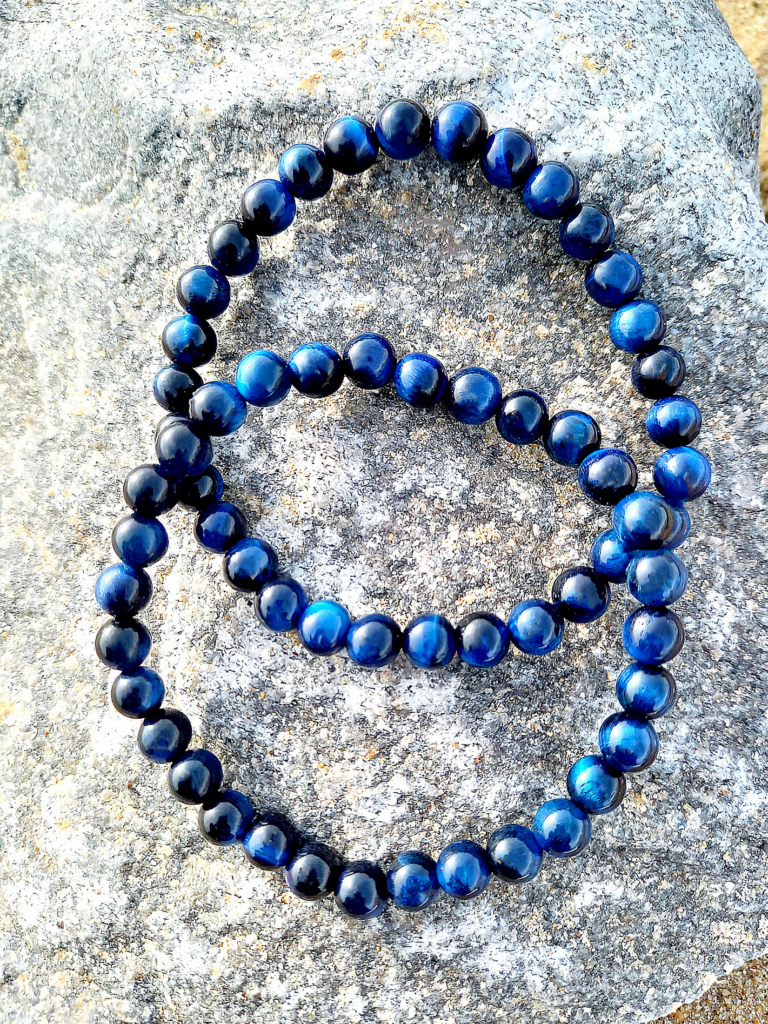 BRACELETS BLEUS SUR ROCHER